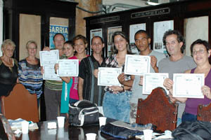 Los alumnos muestras los diplomas obtenidos tras la conclusión del curso. 
