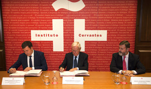 Un momento de la firma entre Román Rodríguez y García de la Concha, bajo la mirada de Rodríguez-Ponga.