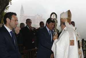Javier Fernández y Guillermo Martínez, durante su visita a Covadonga.