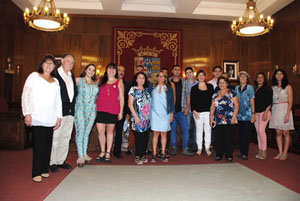 Mayte Martín y José Luis Bermúdez, con los participantes en Añoranza y Raíces.