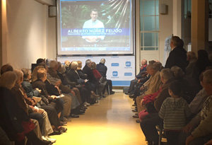 Un momento de la proyección del video de Núñez Feijóo dirigiéndose a afiliados y simpatizantes de Argentina.