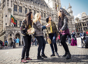 Las cuatro componente de Ialma en la Grand Place de Bruselas.
