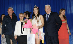 Anahí Hernando, coronada nueva Reina del Centro Asturiano de Buenos Aires, junto al presidente de la asociación, Juan Manuel Pérez; la secretaria, Pilar Simón; y el diseñador de Modas Daniel Casalnovo