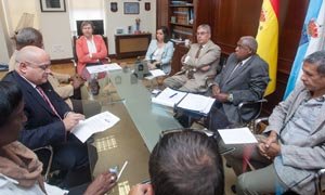 La conselleira de Mar, Rosa Quintana, saluda a la delegación del Gobierno cubano que visita en Galicia. 