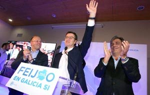 Alberto Núñez Feijóo saluda a los militantes durante su comparecencia para valorar los resultados del 25-S.