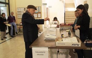 Uno de los gallegos que ejerció su derecho a voto en la urna del Consulado de Buenos Aires.