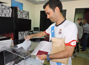 Un joven votando en el Consulado de Caracas.