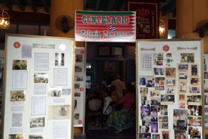 Entrada a la exposición fotográfica del centenario.