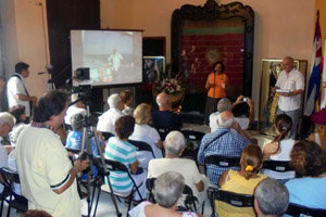 La presidenta de la Colonia se dirige a los presentes en el acto.