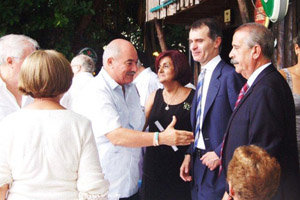 Herrero saluda a directivos de las comunidades.