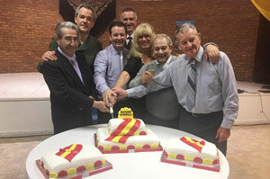 La vicecónsul honoraria e integrantes de la directiva, en el momento de cortar la tarta.