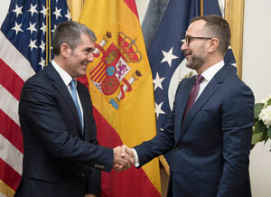 Saludo entre Fernando Clavijo y James Costos.