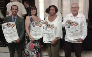 Los premiados posan con sus galardones.