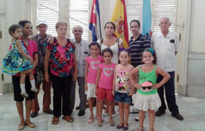 La presidenta –centro– y el vicepresidente, junto a directivos y los niños que serán el relevo generacional.