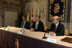 Fernando Rey, Leonel Fernández y Mariano Jabonero, durante el acto.