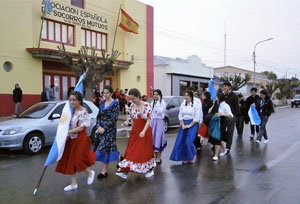 Un momento del desfile con representantes de las diferentes colectividades.