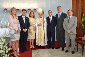 Las autoridades junto al arzobispo de Salvador tras la misa en el Hospital Español.