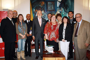 Autoridades, directivos y autores posan para la foto.