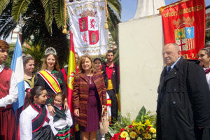 Las autoridades, depositando una de las dos ofrendas florales que realizaron.
