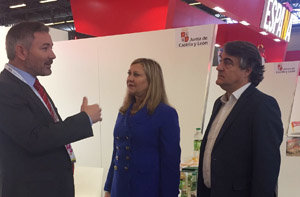 Pilar del Olmo, durante su visita al Salón Internacional de la Alimentación de París.