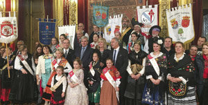 Representantes de las Casas regionales con los miembros de los Gobiernos de Cantabria y Navarra.