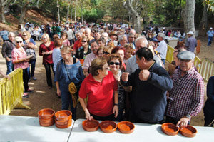 Numerosas personas se dieron cita para comer cocido andaluz.