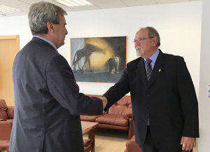 Saludo entre el consejero de Presidencia y el presidente de la Casa de Cantabria en Barcelona.