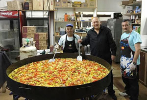 Un momento de la preparación de la paella.
