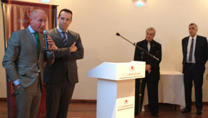 El consejero de Empleo, Santiago Camba, y el ministro consejero, David Carriedo, durante la celebración del 9º aniversario de Ospaña.