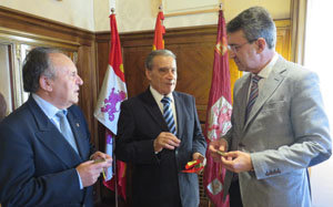Un momento del encuentro entre Pedro Bello y Juan Martínez Majo -segundo y tercero por la izada., respectivamente.