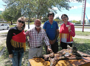 Los organizadores del sorteo del cordero cocinado.