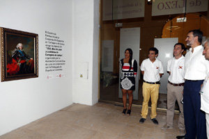 Don Felipe, durante su visita a la exposición, observa un cuadro del almirante español.