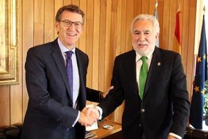 Miguel Santalices y Alberto Núñez Feijóo, durante el encuentro en el Parlamento.