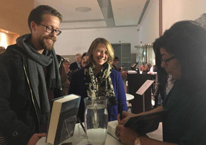 Almudenas Grandes firmando sus libros.