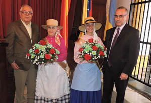 Los presidentes de la ACB Isla de La Gomera y de la Fundación Garajonay arropan a Lely Suárez, como romera mayor adulta, y a Armelis Moreno Conrado, como romera mayor joven.