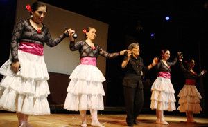 Luisa Pericet saluda junto a las bailarinas al término de la presentación.