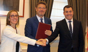Ethel Vázquez, Rafael Catalá y Román Rodríguez, tras la firma del convenio.
