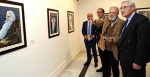 Siro López, explicando los cuadros de la exposición.