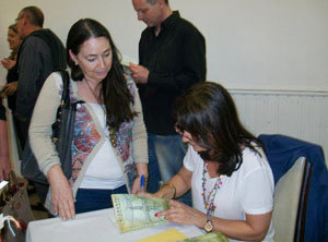María del Pilar Rodríguez, firmando ejemplares de su libro.