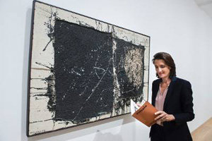Mariate Lorenzo, visitando la exposición de Millares en Londres.