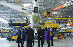 Un momento de la visita de la delegación australiana a las instalaciones de Airbus en Getafe.
