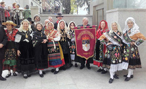 Participantes del Círculo Salmantino vestidos con los trajes tradicionales.