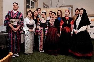 Durante el encuentro se mostraron piezas de la ropa tradicional.