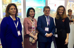 De izda. a dcha., Isabel Borrego, Eva Bartolomé, Federico Trillo y Marta Blanco, en el estand de Turespaña en la WTM.