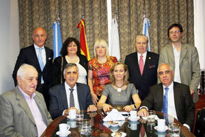 Del Corral, Miras y Seoane posan junto a directivos de la obra social Ospaña y de Ospaña Mutual.