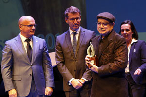 José Sousa, con el galardón, junto a 
Manuel Baltar y Alberto Núñez Feijóo.