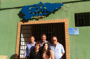 Begoña Serrano y los responsables de la FICA, ante la nueva sede en Alicante.