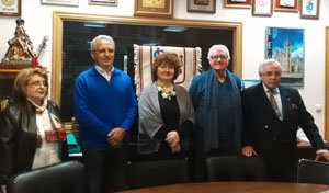 Ana Julia Martínez y Avelino Abajo, acompañados por otros miembros de la Junta Directiva, durante la presentación y pregón de la quincena cultural.