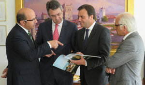 Juan Martínez Majo -2º por la izda.–, durante la reunión.