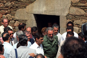 Fidel Castro, durante su visita al pueblo de Láncara en 1992.